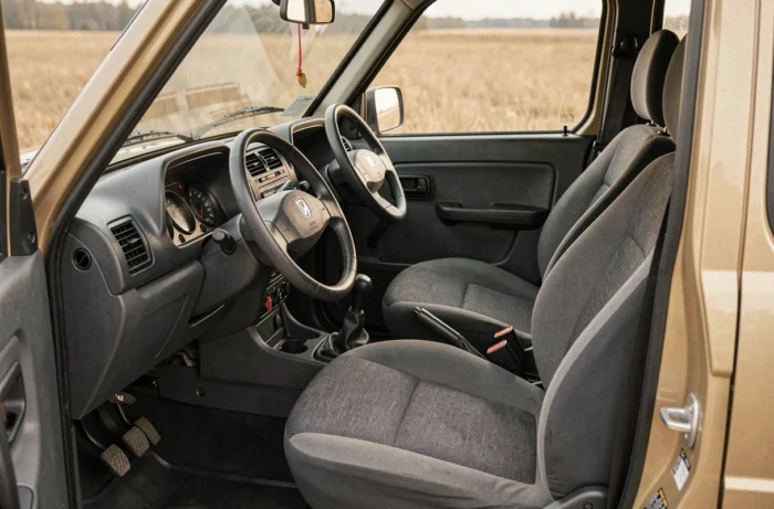 Intérieur cabine du Lada Niva 4x4 neuf avec tableau de bord et leviers de vitesses